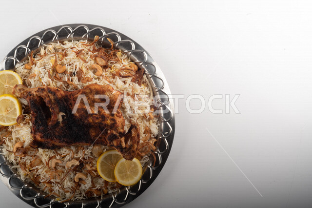 طبق أرز شعبي مع الدجاج المظبي مجهز في المطبخ السعودي ، أرز بني مع الدجاج المزين بالشعرية ، طبق سعودي تقليدي ، مطبخ سعودي تقليدي جاهز ، خلفية بيضاء