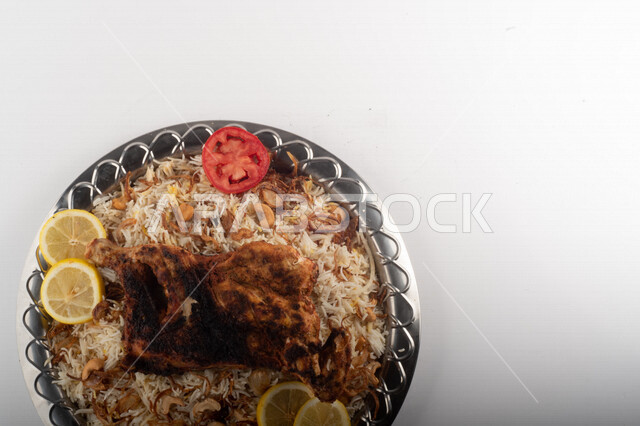 طبق أرز شعبي مع الدجاج المظبي مجهز في المطبخ السعودي ، أرز بني مع الدجاج المزين بالشعرية ، طبق سعودي تقليدي ، مطبخ سعودي تقليدي جاهز ، خلفية بيضاء