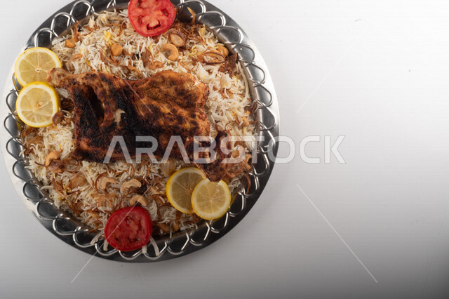 طبق أرز شعبي مع الدجاج المظبي مجهز في المطبخ السعودي ، أرز بني مع الدجاج المزين بالشعرية ، طبق سعودي تقليدي ، مطبخ سعودي تقليدي جاهز ، خلفية بيضاء