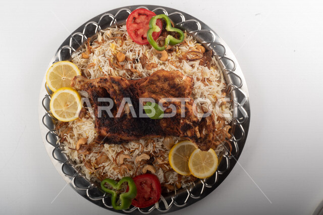 طبق أرز شعبي مع الدجاج المظبي مجهز في المطبخ السعودي ، أرز بني مع الدجاج المزين بالشعرية ، طبق سعودي تقليدي ، مطبخ سعودي تقليدي جاهز ، خلفية بيضاء