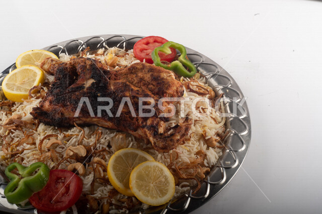 طبق أرز شعبي مع الدجاج المظبي مجهز في المطبخ السعودي ، أرز بني مع الدجاج المزين بالشعرية ، طبق سعودي تقليدي ، مطبخ سعودي تقليدي جاهز ، خلفية بيضاء
