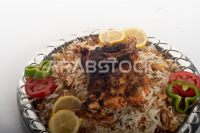 طبق أرز شعبي مع الدجاج المظبي مجهز في المطبخ السعودي ، أرز بني مع الدجاج المزين بالشعرية ، طبق سعودي تقليدي ، مطبخ سعودي تقليدي جاهز ، خلفية بيضاء