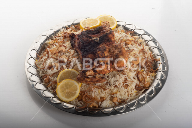 طبق أرز شعبي مع الدجاج المظبي مجهز في المطبخ السعودي ، أرز بني مع الدجاج المزين بالشعرية ، طبق سعودي تقليدي ، مطبخ سعودي تقليدي جاهز ، خلفية بيضاء