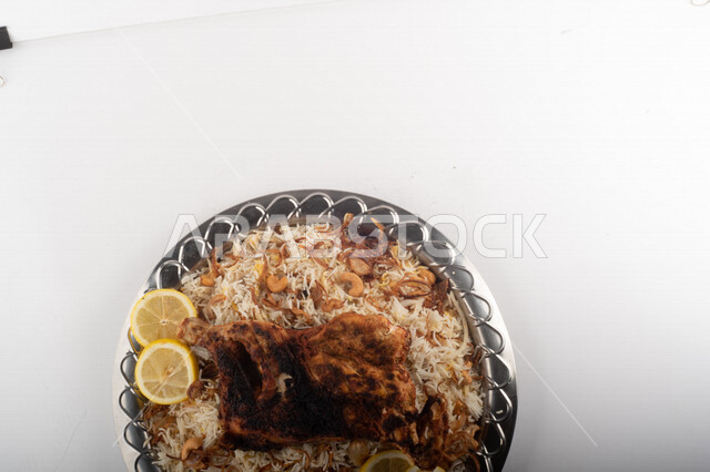 طبق أرز شعبي مع الدجاج المظبي مجهز في المطبخ السعودي ، أرز بني مع الدجاج المزين بالشعرية ، طبق سعودي تقليدي ، مطبخ سعودي تقليدي جاهز ، خلفية بيضاء