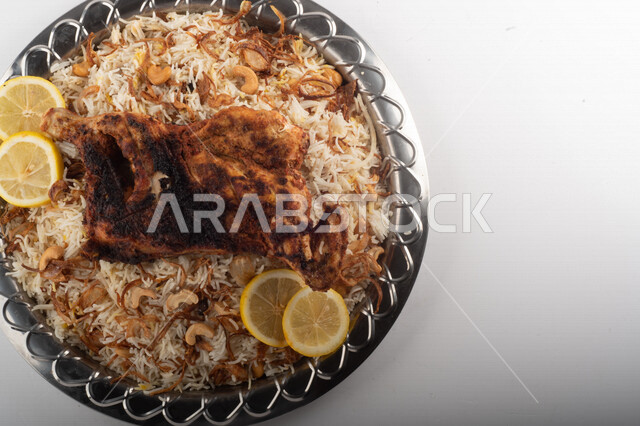 طبق أرز شعبي مع الدجاج المظبي مجهز في المطبخ السعودي ، أرز بني مع الدجاج المزين بالشعرية ، طبق سعودي تقليدي ، مطبخ سعودي تقليدي جاهز ، خلفية بيضاء