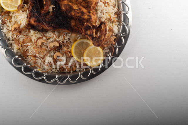 طبق أرز شعبي مع الدجاج المظبي مجهز في المطبخ السعودي ، أرز بني مع الدجاج المزين بالشعرية ، طبق سعودي تقليدي ، مطبخ سعودي تقليدي جاهز ، خلفية بيضاء