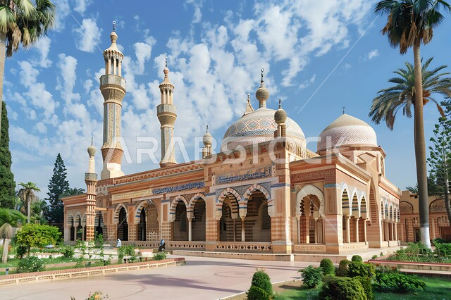 الاهتمام بالتشجير وزراعة النباتات الخضراء، الفن الهندسي المعماري على الطراز الاسلامي لقبب ومآذن المساجد في المملكة العربية السعودية, المعالم الدينية المقدسة, نداء المسلمين لأداء الفرائض والصلوات والتقرب إلى الله