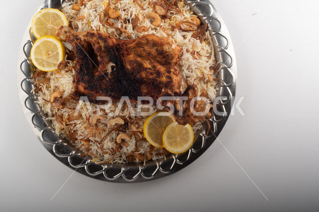 طبق أرز شعبي مع الدجاج المظبي مجهز في المطبخ السعودي ، أرز بني مع الدجاج المزين بالشعرية ، طبق سعودي تقليدي ، مطبخ سعودي تقليدي جاهز ، خلفية بيضاء