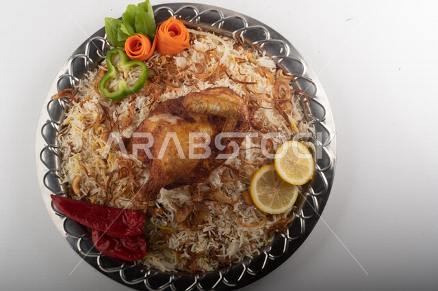 طبق أرز شعبي مع الدجاج المظبي مجهز في المطبخ السعودي ، أرز بني مع الدجاج المزين بالشعرية ، طبق سعودي تقليدي ، مطبخ سعودي تقليدي جاهز ، خلفية بيضاء