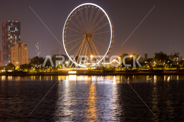 الاهتمام بزراعة أشجار النخيل والنباتات الخضراء، المنشآت والأبراج المضيئة ليلا المطلة على الخليج العربي، استقطاب وجذب السياح الى الأماكن السياحية المشهورة، كورنيش بحيرة الخان في مدينة الشارقة بالامارات العربية المتحدة، اطلالة على وجهة المجاز البحرية