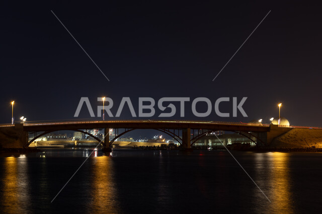 الاهتمام بزراعة أشجار النخيل والنباتات الخضراء، المنشآت والأبراج المضيئة ليلا المطلة على الخليج العربي، استقطاب وجذب السياح الى الأماكن السياحية المشهورة، كورنيش بحيرة الخان في مدينة الشارقة بالامارات العربية المتحدة، اطلالة على وجهة المجاز البحرية