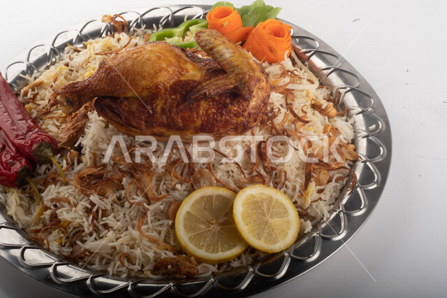 طبق أرز شعبي مع الدجاج المظبي مجهز في المطبخ السعودي ، أرز بني مع الدجاج المزين بالشعرية ، طبق سعودي تقليدي ، مطبخ سعودي تقليدي جاهز ، خلفية بيضاء
