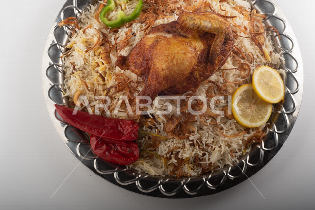 طبق أرز شعبي مع الدجاج المظبي مجهز في المطبخ السعودي ، أرز بني مع الدجاج المزين بالشعرية ، طبق سعودي تقليدي ، مطبخ سعودي تقليدي جاهز ، خلفية بيضاء