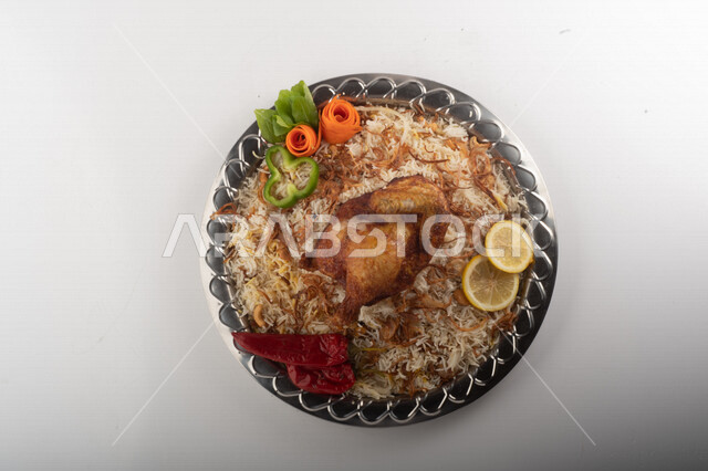 طبق أرز شعبي مع الدجاج المظبي مجهز في المطبخ السعودي ، أرز بني مع الدجاج المزين بالشعرية ، طبق سعودي تقليدي ، مطبخ سعودي تقليدي جاهز ، خلفية بيضاء