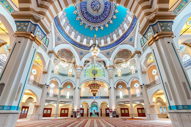 التصاميم والديكورات الداخلية الأنيقة للمساجد في المملكة العربية السعودية، مفهوم العبادة والتقرب إلى الله تعالى، النقوش والزخارف على الجدران الداخلية للقبب والأقواس والأعمدة، الفن الهندسي المعماري على الطراز الإسلامي