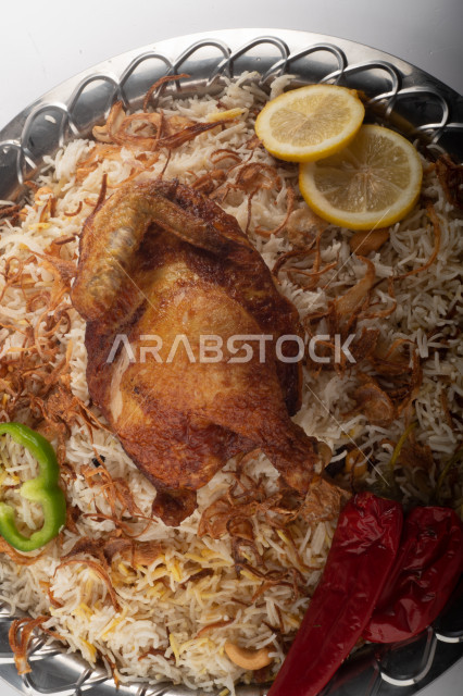 طبق أرز شعبي مع الدجاج المظبي مجهز في المطبخ السعودي ، أرز بني مع الدجاج المزين بالشعرية ، طبق سعودي تقليدي ، مطبخ سعودي تقليدي جاهز ، خلفية بيضاء