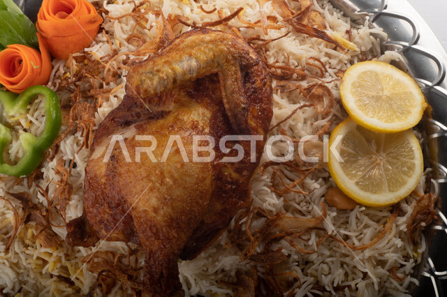 طبق أرز شعبي مع الدجاج المظبي مجهز في المطبخ السعودي ، أرز بني مع الدجاج المزين بالشعرية ، طبق سعودي تقليدي ، مطبخ سعودي تقليدي جاهز ، خلفية بيضاء