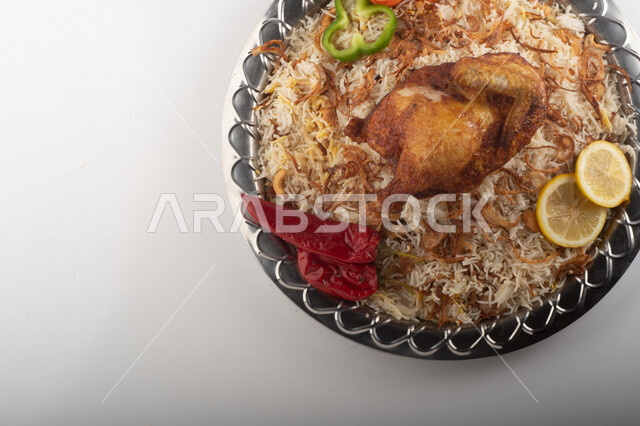 طبق أرز شعبي مع الدجاج المظبي مجهز في المطبخ السعودي ، أرز بني مع الدجاج المزين بالشعرية ، طبق سعودي تقليدي ، مطبخ سعودي تقليدي جاهز ، خلفية بيضاء