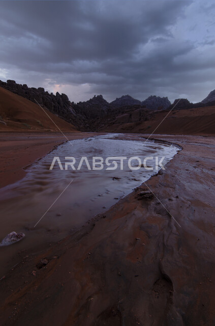 الجبال الشاهقة في السعودية، المملكة العربية السعودية، جبل جرغ  في المملكة، مناظر طبيعية وخلابة، السياحة في حائل, منظر الغيوم في السماء