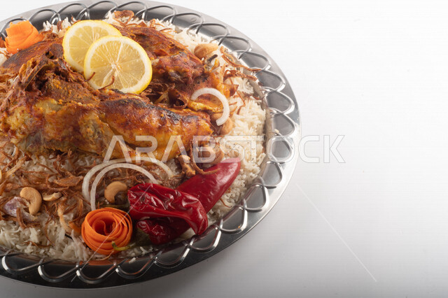 طبق أرز شعبي مع اللحم المبهر مجهز في المطبخ السعودي ، ذبيحة اللحم , طعام شعبي سعودي , طبق سعودي تقليدي مزين ، مطبخ سعودي تقليدي جاهز ، خلفية بيضاء