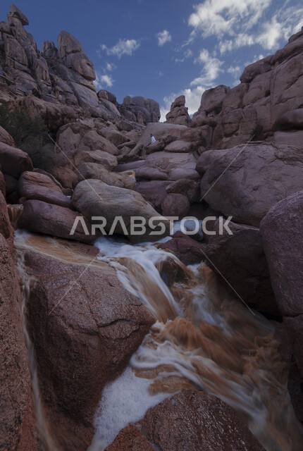 الجبال الشاهقة في السعودية، المملكة العربية السعودية، جبل جرغ  في المملكة، مناظر طبيعية وخلابة، السياحة في حائل, منظر الغيوم في السماء