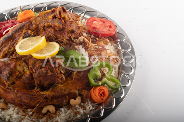 طبق أرز شعبي مع اللحم المبهر مجهز في المطبخ السعودي ، ذبيحة اللحم , طعام شعبي سعودي , طبق سعودي تقليدي مزين ، مطبخ سعودي تقليدي جاهز ، خلفية بيضاء
