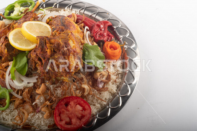 طبق أرز شعبي مع اللحم المبهر مجهز في المطبخ السعودي ، ذبيحة اللحم , طعام شعبي سعودي , طبق سعودي تقليدي مزين ، مطبخ سعودي تقليدي جاهز ، خلفية بيضاء