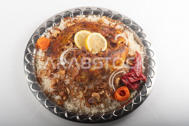 طبق أرز شعبي مع اللحم المبهر مجهز في المطبخ السعودي ، ذبيحة اللحم , طعام شعبي سعودي , طبق سعودي تقليدي مزين ، مطبخ سعودي تقليدي جاهز ، خلفية بيضاء