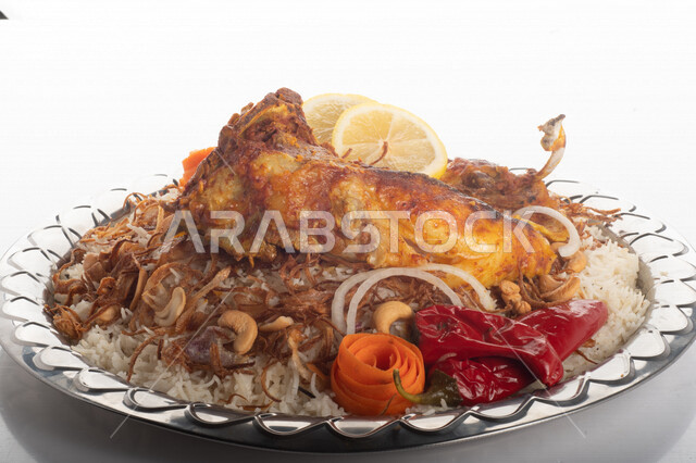 طبق أرز شعبي مع اللحم المبهر مجهز في المطبخ السعودي ، ذبيحة اللحم , طعام شعبي سعودي , طبق سعودي تقليدي مزين ، مطبخ سعودي تقليدي جاهز ، خلفية بيضاء