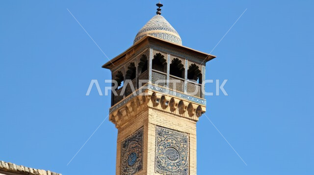 الطراز الاسلامي الحديث بطابع الفن الهندسي المعماري ،صورة مقربة لمئذنة أحد المساجد المزخرفة في المملكة العربية السعودية ،مفهوم العبادة والتقرب من الله