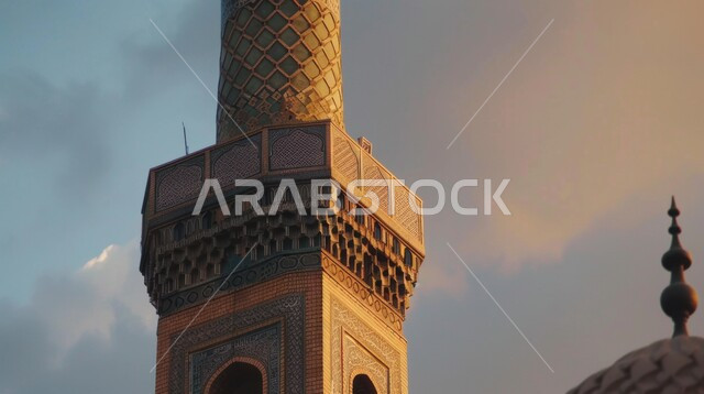 الفن الهندسي المعماري على الطراز الإسلامي الحديث، صورة مقربة من الاسفل لمئذنة أحد المساجد المزخرفة وقت غروب الشمس في المملكة العربية السعودية، مفهوم العبادة والتقرب إلى الله