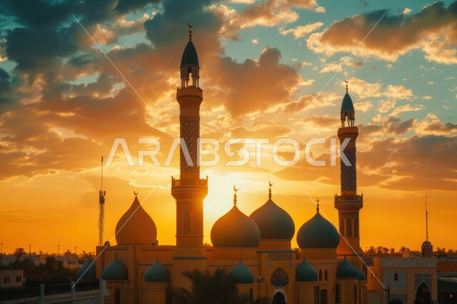 فن الهندسة المعمارية الشرقية على النمط الإسلامي، صورة ظلية لقبب في مسجد وقت غروب الشمس، سماء برتقالية مليئة بالغيوم