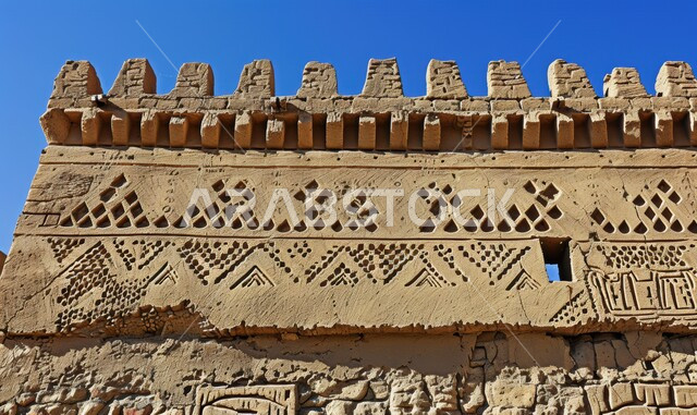 المنحوتات المعقدة على جدار الطوب اللبن القديم، مدينة عتيقة أثرية في المملكة العربية السعودية الحضارة الإسلامية والتراث العربي القديم