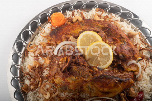 طبق أرز شعبي مع اللحم المبهر مجهز في المطبخ السعودي ، ذبيحة اللحم , طعام شعبي سعودي , طبق سعودي تقليدي مزين ، مطبخ سعودي تقليدي جاهز ، خلفية بيضاء