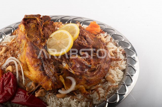 طبق أرز شعبي مع اللحم المبهر مجهز في المطبخ السعودي ، ذبيحة اللحم , طعام شعبي سعودي , طبق سعودي تقليدي مزين ، مطبخ سعودي تقليدي جاهز ، خلفية بيضاء