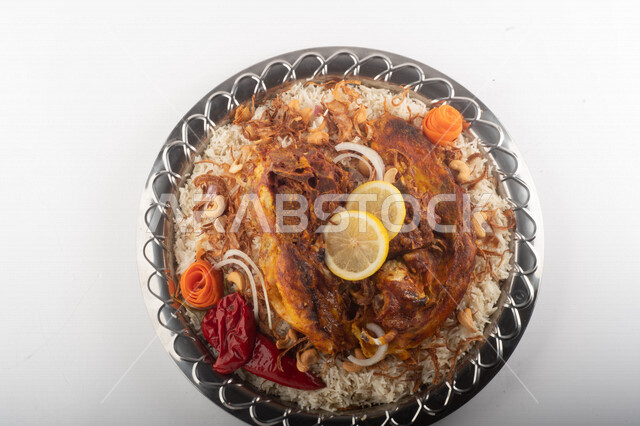 طبق أرز شعبي مع اللحم المبهر مجهز في المطبخ السعودي ، ذبيحة اللحم , طعام شعبي سعودي , طبق سعودي تقليدي مزين ، مطبخ سعودي تقليدي جاهز ، خلفية بيضاء