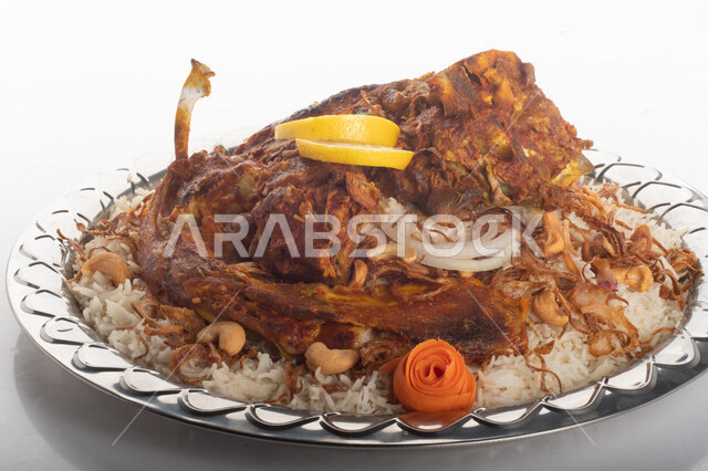 طبق أرز شعبي مع اللحم المبهر مجهز في المطبخ السعودي ، ذبيحة اللحم , طعام شعبي سعودي , طبق سعودي تقليدي مزين ، مطبخ سعودي تقليدي جاهز ، خلفية بيضاء