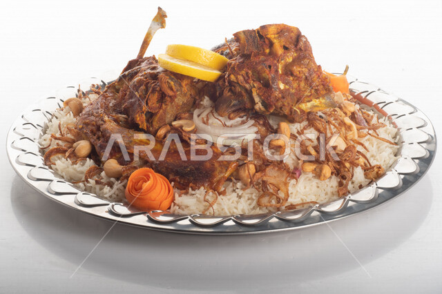طبق أرز شعبي مع اللحم المبهر مجهز في المطبخ السعودي ، ذبيحة اللحم , طعام شعبي سعودي , طبق سعودي تقليدي مزين ، مطبخ سعودي تقليدي جاهز ، خلفية بيضاء