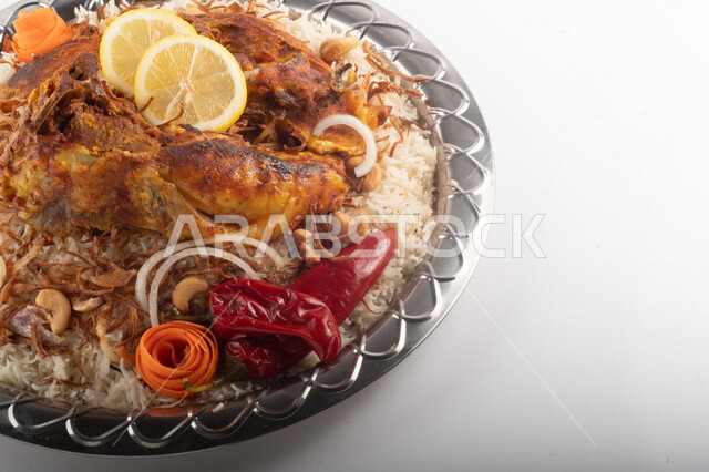 طبق أرز شعبي مع اللحم المبهر مجهز في المطبخ السعودي ، ذبيحة اللحم , طعام شعبي سعودي , طبق سعودي تقليدي مزين ، مطبخ سعودي تقليدي جاهز ، خلفية بيضاء