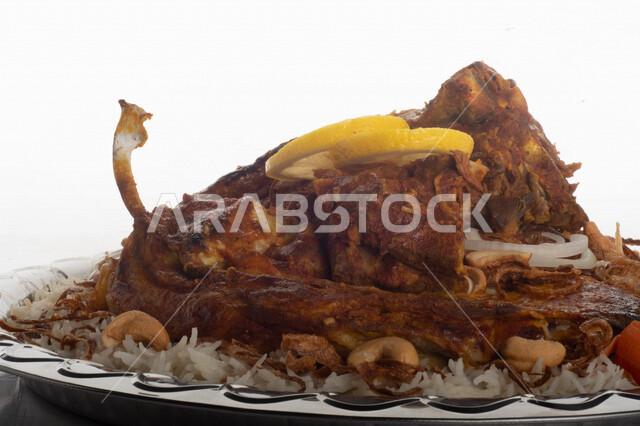 طبق أرز شعبي مع اللحم المبهر مجهز في المطبخ السعودي ، ذبيحة اللحم , طعام شعبي سعودي , طبق سعودي تقليدي مزين ، مطبخ سعودي تقليدي جاهز ، خلفية بيضاء