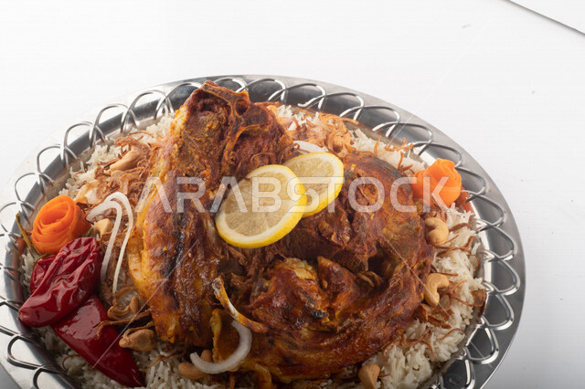 طبق أرز شعبي مع اللحم المبهر مجهز في المطبخ السعودي ، ذبيحة اللحم , طعام شعبي سعودي , طبق سعودي تقليدي مزين ، مطبخ سعودي تقليدي جاهز ، خلفية بيضاء