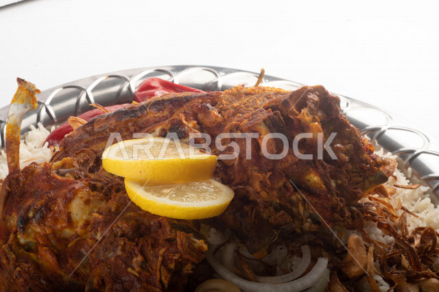 طبق أرز شعبي مع اللحم المبهر مجهز في المطبخ السعودي ، ذبيحة اللحم , طعام شعبي سعودي , طبق سعودي تقليدي مزين ، مطبخ سعودي تقليدي جاهز ، خلفية بيضاء