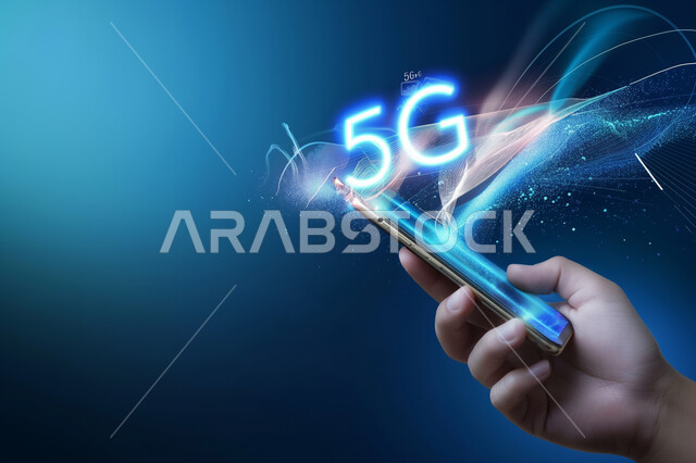 استخدام الأجهزة التقنية الحديثة, استخدام شبكات اتصال الجيل الخامس, التطور و التقدم التكنولوجي و التقني في المملكة العربية السعودية, صورة مقربة ليد شاب عربي خليجي سعودي يمسك الهاتف المحمول, خلفية هولوجرمية ثلاثية الأبعاد