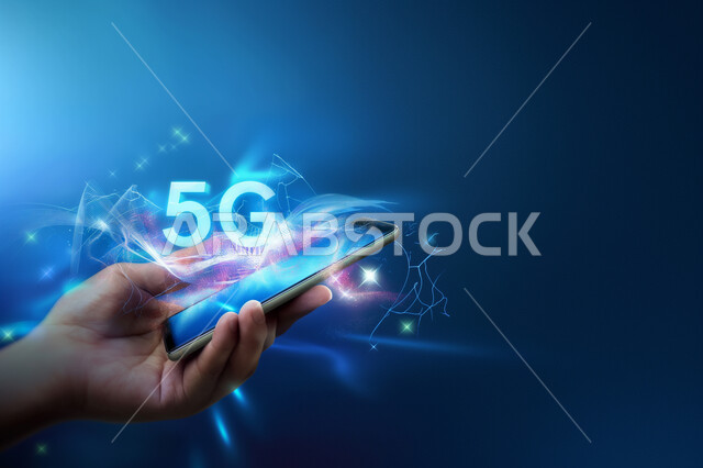 استخدام شبكات اتصال الجيل الخامس, التطور و التقدم التكنولوجي و التقني في المملكة العربية السعودية, استخدام الأجهزة التقنية الحديثة, صورة مقربة ليد شاب عربي خليجي سعودي يمسك الهاتف المحمول, خلفية هولوجرمية ثلاثية الأبعاد