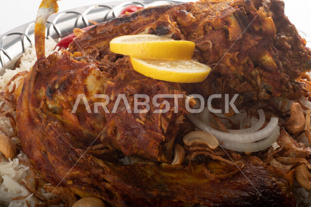 طبق أرز شعبي مع اللحم المبهر مجهز في المطبخ السعودي ، ذبيحة اللحم , طعام شعبي سعودي , طبق سعودي تقليدي مزين ، مطبخ سعودي تقليدي جاهز ، خلفية بيضاء