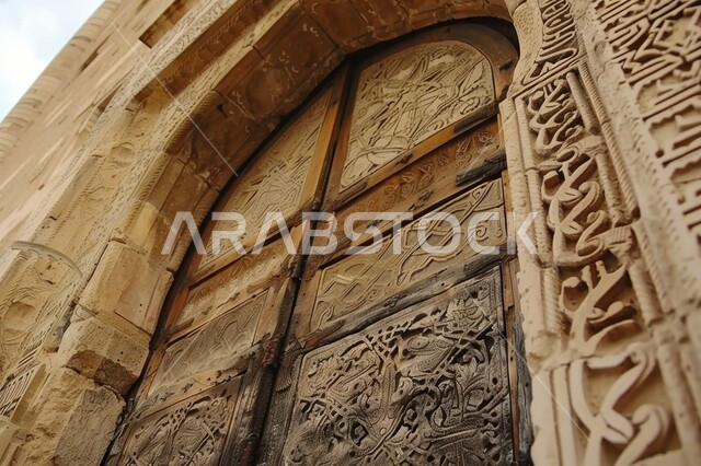 الابواب الخشبية المزينة على الطراز الشعبي، زخارف عربية واشكال هندسية اسلامية مميزة،الفن الهندسي المعماري العصري الحديث, صوره مقربه لباب خشبي منحوت