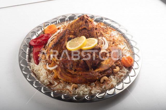 طبق أرز شعبي مع اللحم المبهر مجهز في المطبخ السعودي ، ذبيحة اللحم , طعام شعبي سعودي , طبق سعودي تقليدي مزين ، مطبخ سعودي تقليدي جاهز ، خلفية بيضاء