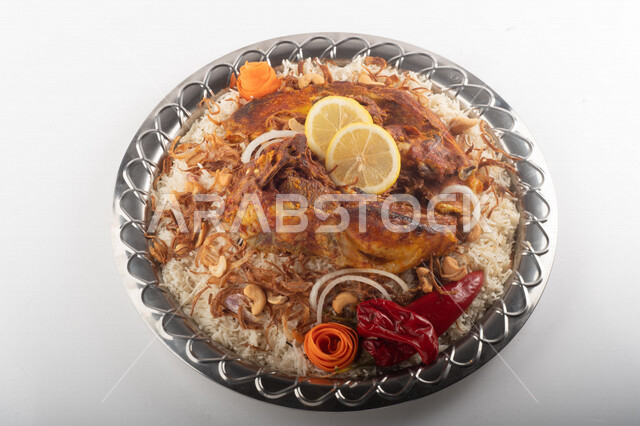 طبق أرز شعبي مع اللحم المبهر مجهز في المطبخ السعودي ، ذبيحة اللحم , طعام شعبي سعودي , طبق سعودي تقليدي مزين ، مطبخ سعودي تقليدي جاهز ، خلفية بيضاء