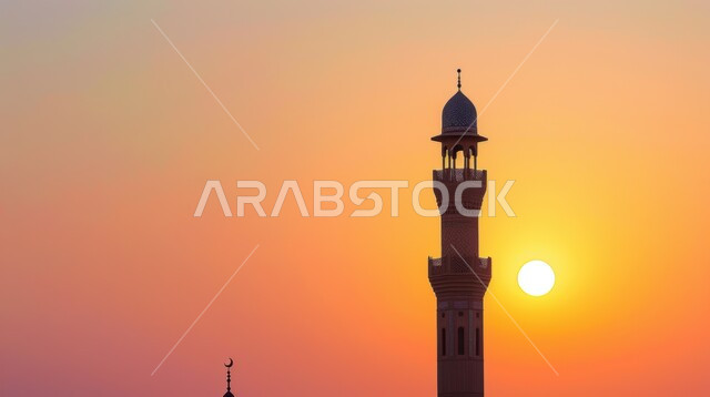 نداء المسلمين لأداء الفرائض الدينية،مفهوم العبادة والتقرب الى الله تعالى, الفن الهندسي المعماري على الطراز الاسلامي , خلفية السماء المليئة بالغيوم البيضاء،صورة مقربة لمئذنة وقت غروب الشمس في المملكة العربية السعودية