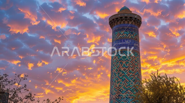 خلفية السماء المليئة بالغيوم،صورة مقربة لمئذنة وقت غروب الشمس في المملكة العربية السعودية،نداء المسلمين لأداء الفرائض الدينية،الفن الهندسي المعماري على الطراز الاسلامي 